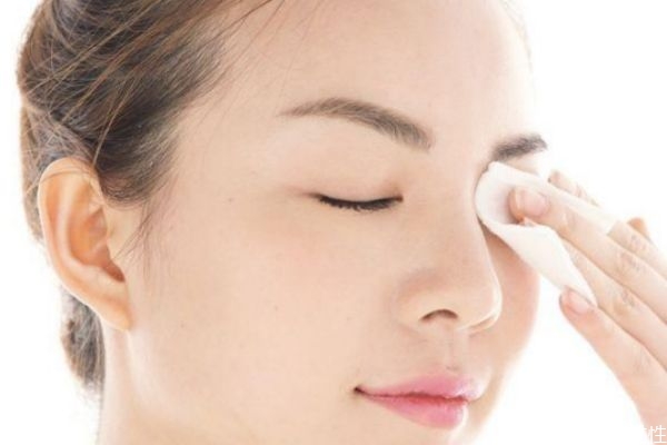 干性皮膚適合哪種卸妝 卸妝到底買水好還是油好 干性皮膚適合哪種卸妝 卸妝到底買水好還是油好