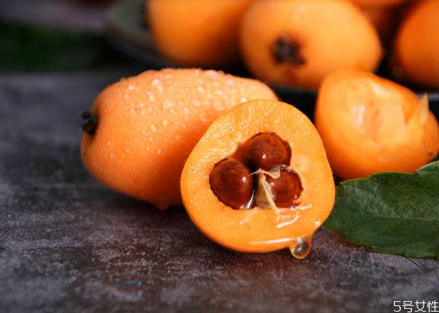 熱咳嗽能喝枇杷酒嗎 正宗枇杷酒的制作方法 熱咳嗽能喝枇杷酒嗎 正宗枇杷酒的制作方法