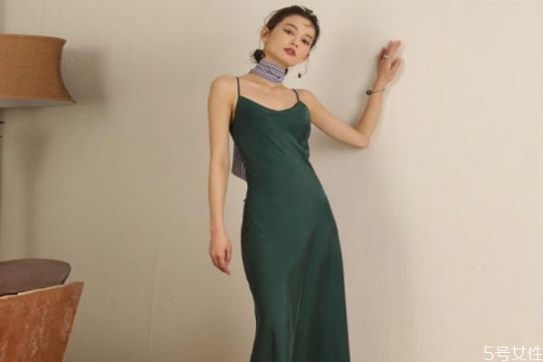 裙子肩帶總是滑落怎么辦 吊帶裙肩帶下滑小竅門 裙子肩帶總是滑落怎么辦 吊帶裙肩帶下滑小竅門