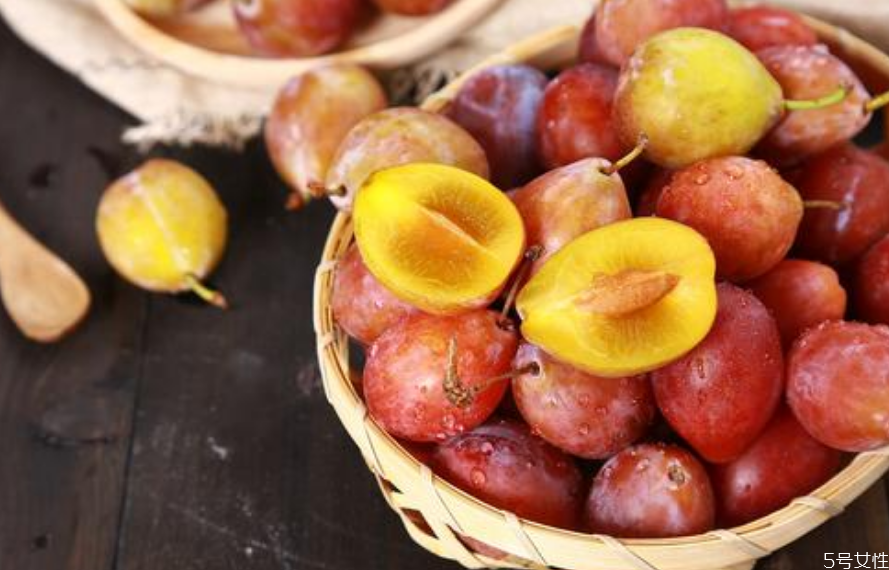 西梅泡酒能治療痛風(fēng)嗎 西梅泡酒的功效 西梅泡酒能治療痛風(fēng)嗎 西梅泡酒的功效