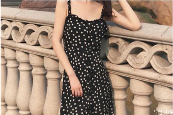 裙子肩帶總是滑落怎么辦 吊帶裙肩帶下滑小竅門 裙子肩帶總是滑落怎么辦 吊帶裙肩帶下滑小竅門