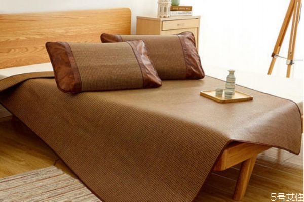 夏天冰絲涼席好還是乳膠墊好 乳膠涼席有什么優(yōu)缺點 夏天冰絲涼席好還是乳膠墊好 乳膠涼席有什么優(yōu)缺點