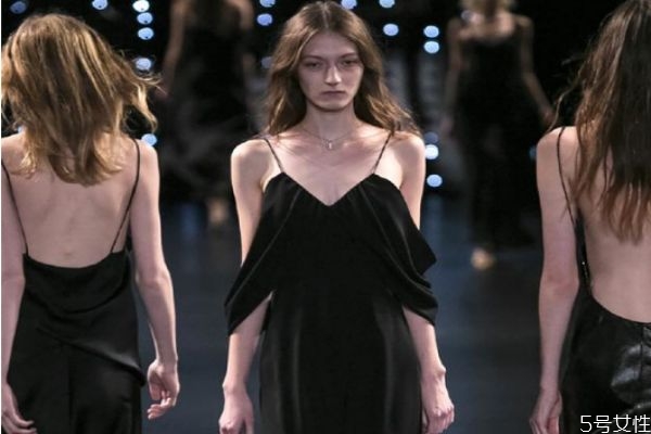 黑色衣服如何搭配 黑色上衣怎么搭配下身 黑色衣服如何搭配 黑色上衣怎么搭配下身