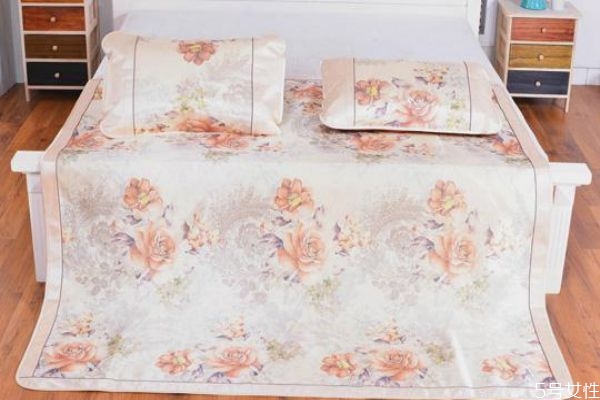 冰絲涼席洗后需要暴曬嗎 冰絲涼席的保養(yǎng)方法 冰絲涼席洗后需要暴曬嗎 冰絲涼席的保養(yǎng)方法