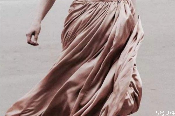 真絲衣服的白霧是什么 真絲衣服白霜一妙招 真絲衣服的白霧是什么 真絲衣服白霜一妙招