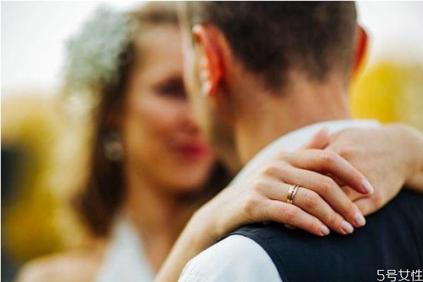 夫妻長(zhǎng)期冷戰(zhàn)怎么解決 夫妻長(zhǎng)期冷戰(zhàn)會(huì)怎么樣 夫妻長(zhǎng)期冷戰(zhàn)怎么解決 夫妻長(zhǎng)期冷戰(zhàn)會(huì)怎么樣