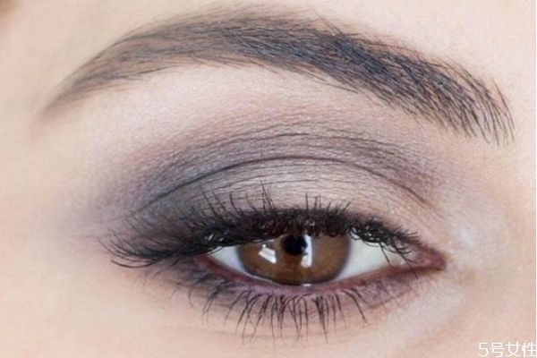 韓式小煙熏妝的畫法 大煙熏小煙熏妝區(qū)別 韓式小煙熏妝的畫法 大煙熏小煙熏妝區(qū)別