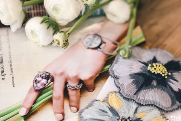 為了掙錢(qián)兩地分居值得嗎 結(jié)婚后異地有意義么 為了掙錢(qián)兩地分居值得嗎 結(jié)婚后異地有意義么