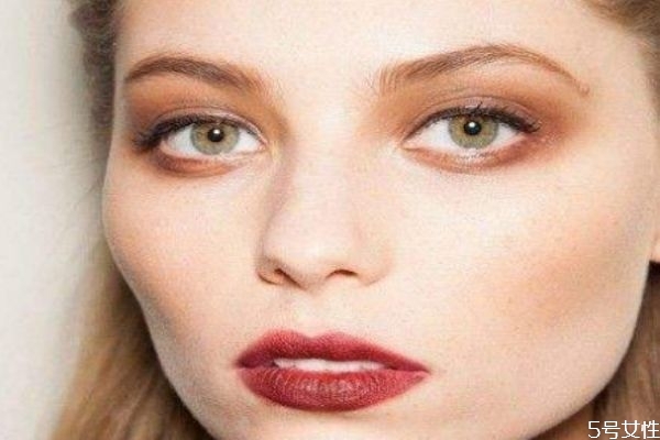 韓式小煙熏妝的畫法 大煙熏小煙熏妝區(qū)別 韓式小煙熏妝的畫法 大煙熏小煙熏妝區(qū)別