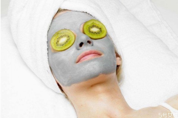 敷面膜后可以用精華嗎 涂完精華再敷面膜好嗎 敷面膜后可以用精華嗎 涂完精華再敷面膜好嗎