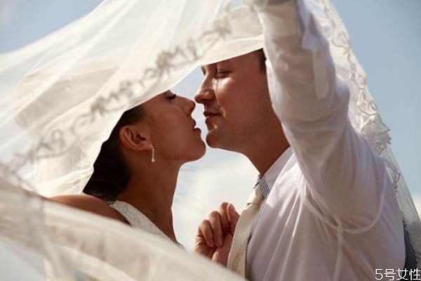 老公愛小三已入迷怎么挽回 老公放不下小三動(dòng)了感情 老公愛小三已入迷怎么挽回 老公放不下小三動(dòng)了感情