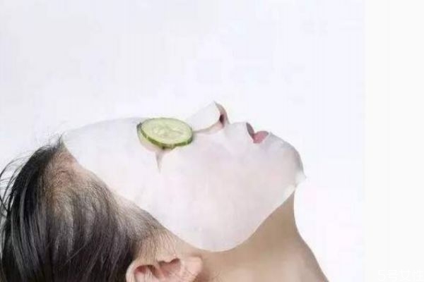 敷面膜后可以用精華嗎 涂完精華再敷面膜好嗎 敷面膜后可以用精華嗎 涂完精華再敷面膜好嗎