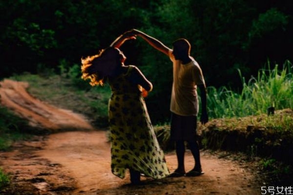 如何放棄一個深愛的人 放棄深愛的人最好的方法 如何放棄一個深愛的人 放棄深愛的人最好的方法