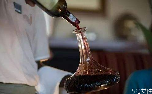 什么樣的紅酒需要醒酒 紅酒沒醒喝了會怎樣 什么樣的紅酒需要醒酒 紅酒沒醒喝了會怎樣