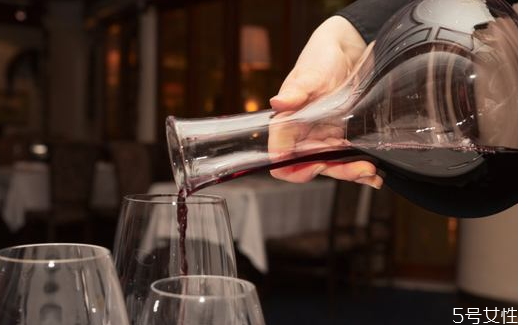 葡萄酒自然醒酒需要多長時間 葡萄酒加蛋清是什么意思 葡萄酒自然醒酒需要多長時間 葡萄酒加蛋清是什么意思