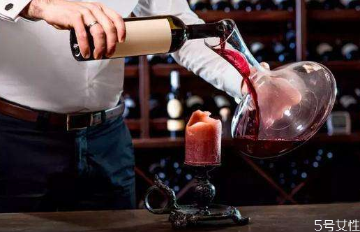 葡萄酒自然醒酒需要多長時間 葡萄酒加蛋清是什么意思 葡萄酒自然醒酒需要多長時間 葡萄酒加蛋清是什么意思