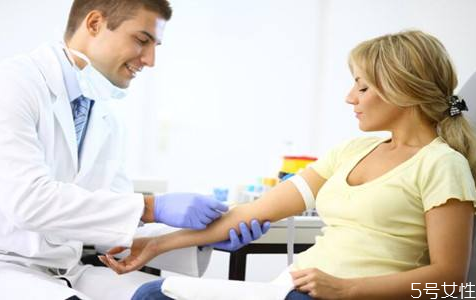 獻血前喝鹽水還是糖水 女人獻血會衰老嗎 獻血前喝鹽水還是糖水 女人獻血會衰老嗎