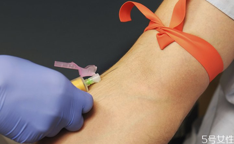 獻血前喝鹽水還是糖水 女人獻血會衰老嗎 獻血前喝鹽水還是糖水 女人獻血會衰老嗎