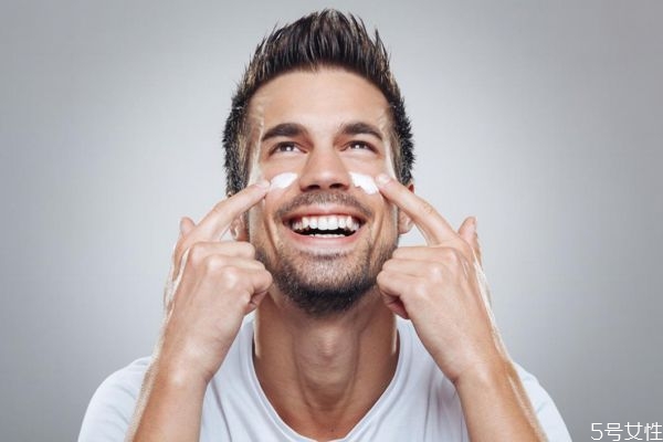 男生只用爽膚水可以嗎 男士最基本護(hù)膚三步驟 男生只用爽膚水可以嗎 男士最基本護(hù)膚三步驟