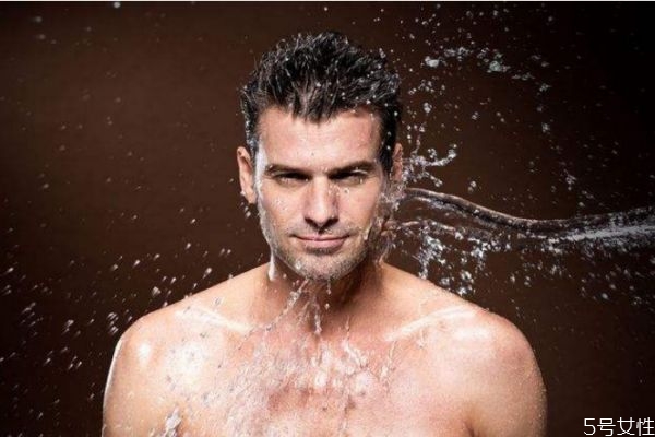 男生只用爽膚水可以嗎 男士最基本護(hù)膚三步驟 男生只用爽膚水可以嗎 男士最基本護(hù)膚三步驟