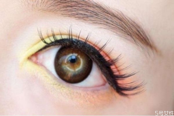 假睫毛貼在真睫毛上還是下 假睫毛會(huì)損傷自己的睫毛嗎 假睫毛貼在真睫毛上還是下 假睫毛會(huì)損傷自己的睫毛嗎