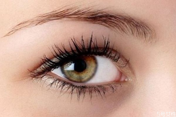 假睫毛貼在真睫毛上還是下 假睫毛會(huì)損傷自己的睫毛嗎 假睫毛貼在真睫毛上還是下 假睫毛會(huì)損傷自己的睫毛嗎