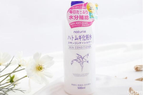 如何判斷是什么類(lèi)型的化妝水 如何根據(jù)膚質(zhì)挑選化妝水