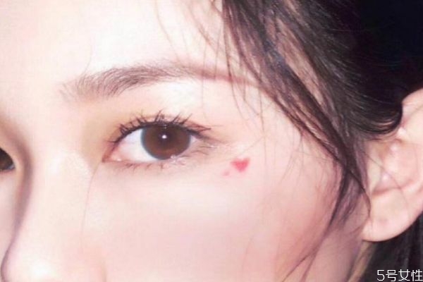 接睫毛后能用水洗臉嗎 剛接的睫毛碰水了怎么辦 接睫毛后能用水洗臉嗎 剛接的睫毛碰水了怎么辦