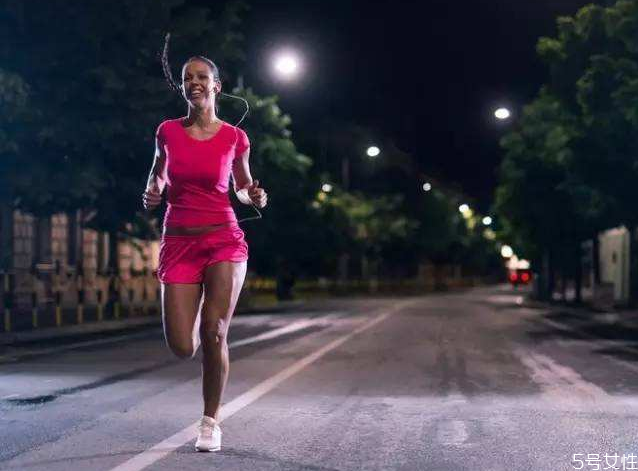 夜跑結(jié)束后多久可以洗澡 夜跑后洗冷水澡還是熱水澡 夜跑結(jié)束后多久可以洗澡 夜跑后洗冷水澡還是熱水澡