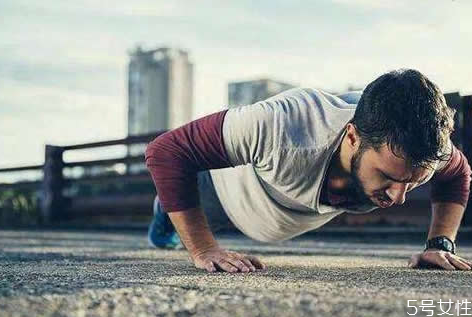 腎虛能做俯臥撐嗎 俯臥撐對性生活的幫助 腎虛能做俯臥撐嗎 俯臥撐對性生活的幫助