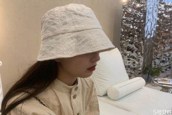 下雨天戴什么帽子好 下雨天戴帽子奇怪嗎 下雨天戴什么帽子好 下雨天戴帽子奇怪嗎