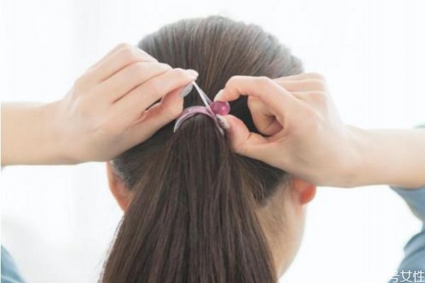 不扎頭發(fā)發(fā)際線會回去嗎 扎頭發(fā)會讓發(fā)際線后移嗎 不扎頭發(fā)發(fā)際線會回去嗎 扎頭發(fā)會讓發(fā)際線后移嗎