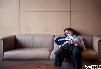 夢游會睜開眼睛嗎 人在夢游時能不能叫醒 夢游會睜開眼睛嗎 人在夢游時能不能叫醒