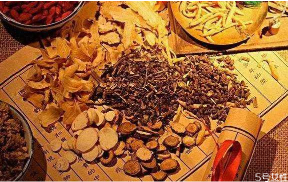 中藥泡澡有什么好處 藥浴的注意事項(xiàng) 中藥泡澡有什么好處 藥浴的注意事項(xiàng)