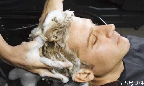 理發(fā)店洗發(fā)水為什么超市買不到 理發(fā)店洗發(fā)水經(jīng)常用好嗎 理發(fā)店洗發(fā)水為什么超市買不到 理發(fā)店洗發(fā)水經(jīng)常用好嗎