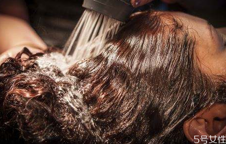 理發(fā)店洗發(fā)水為什么超市買不到 理發(fā)店洗發(fā)水經(jīng)常用好嗎 理發(fā)店洗發(fā)水為什么超市買不到 理發(fā)店洗發(fā)水經(jīng)常用好嗎