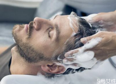 理發(fā)店洗發(fā)水為什么超市買不到 理發(fā)店洗發(fā)水經(jīng)常用好嗎 理發(fā)店洗發(fā)水為什么超市買不到 理發(fā)店洗發(fā)水經(jīng)常用好嗎