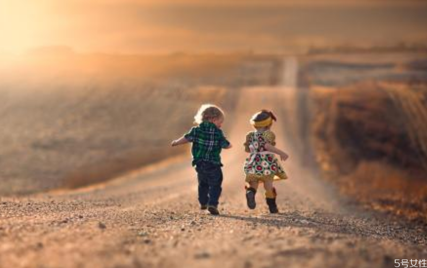 寶寶會(huì)說(shuō)話的前兆 寶寶說(shuō)話卷舌頭的原因