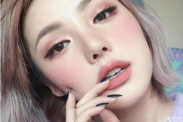 化妝的時(shí)候眉毛是在第幾步 化了妝忘記擦防曬霜怎么辦 化妝的時(shí)候眉毛是在第幾步 化了妝忘記擦防曬霜怎么辦