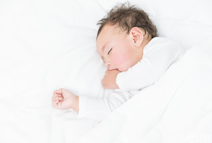 寶寶嘴角白白的是怎么回事 如何及時發(fā)現(xiàn)鵝口瘡 寶寶嘴角白白的是怎么回事 如何及時發(fā)現(xiàn)鵝口瘡