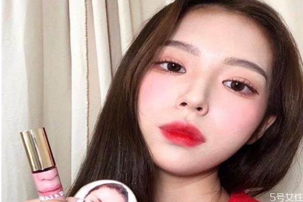 為什么口紅不能當(dāng)眼影 口紅怎么當(dāng)眼影用 為什么口紅不能當(dāng)眼影 口紅怎么當(dāng)眼影用