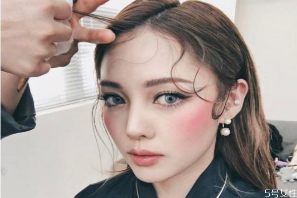 化妝的時(shí)候眉毛是在第幾步 化了妝忘記擦防曬霜怎么辦 化妝的時(shí)候眉毛是在第幾步 化了妝忘記擦防曬霜怎么辦