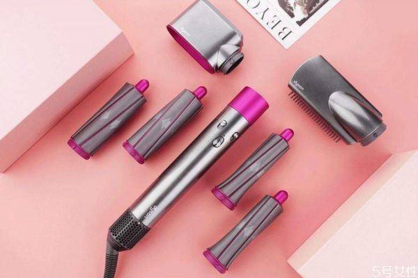 拉直頭發(fā)可以用卷發(fā)棒嗎 頭發(fā)拉直后用卷發(fā)棒會(huì)不直嗎