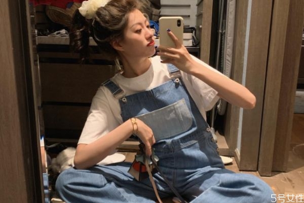 背帶褲搭配什么鞋 背帶褲搭配方法 背帶褲搭配什么鞋 背帶褲搭配方法