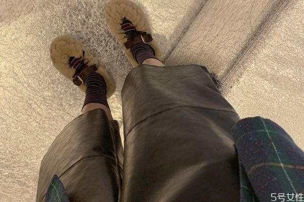 皮褲配什么鞋子好 皮褲搭配鞋子技巧 皮褲配什么鞋子好 皮褲搭配鞋子技巧