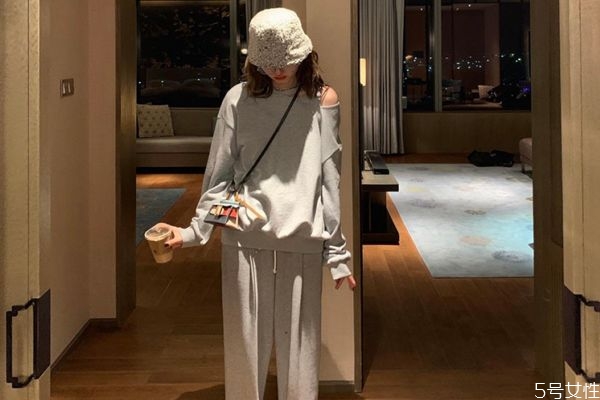 衛(wèi)衣里面穿什么 衛(wèi)衣里面穿什么打底好看 衛(wèi)衣里面穿什么 衛(wèi)衣里面穿什么打底好看