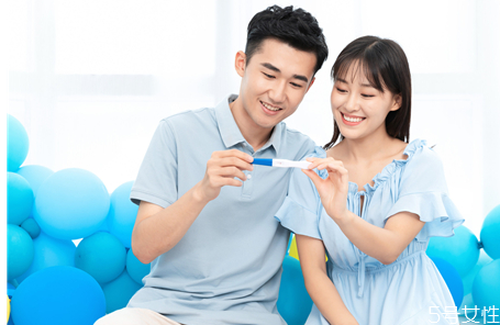 宮內(nèi)早孕什么意思 宮內(nèi)早孕偏右側(cè)怎么調(diào)整 宮內(nèi)早孕什么意思 宮內(nèi)早孕偏右側(cè)怎么調(diào)整