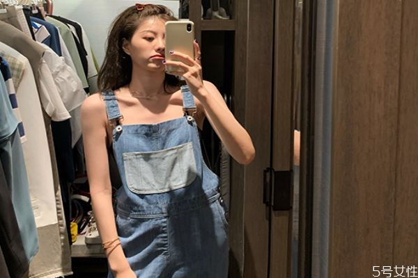 白色背帶褲配什么顏色上衣 黑色背帶褲配什么顏色上衣 白色背帶褲配什么顏色上衣 黑色背帶褲配什么顏色上衣