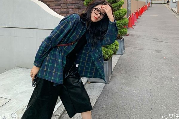 皮褲搭配什么衣服 皮褲搭配方法 皮褲搭配什么衣服 皮褲搭配方法