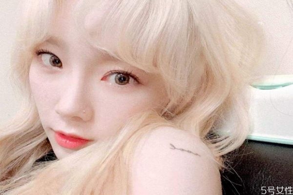 頭發(fā)漂染后干枯毛躁怎么辦 漂過的頭發(fā)只能剪掉么 頭發(fā)漂染后干枯毛躁怎么辦 漂過的頭發(fā)只能剪掉么